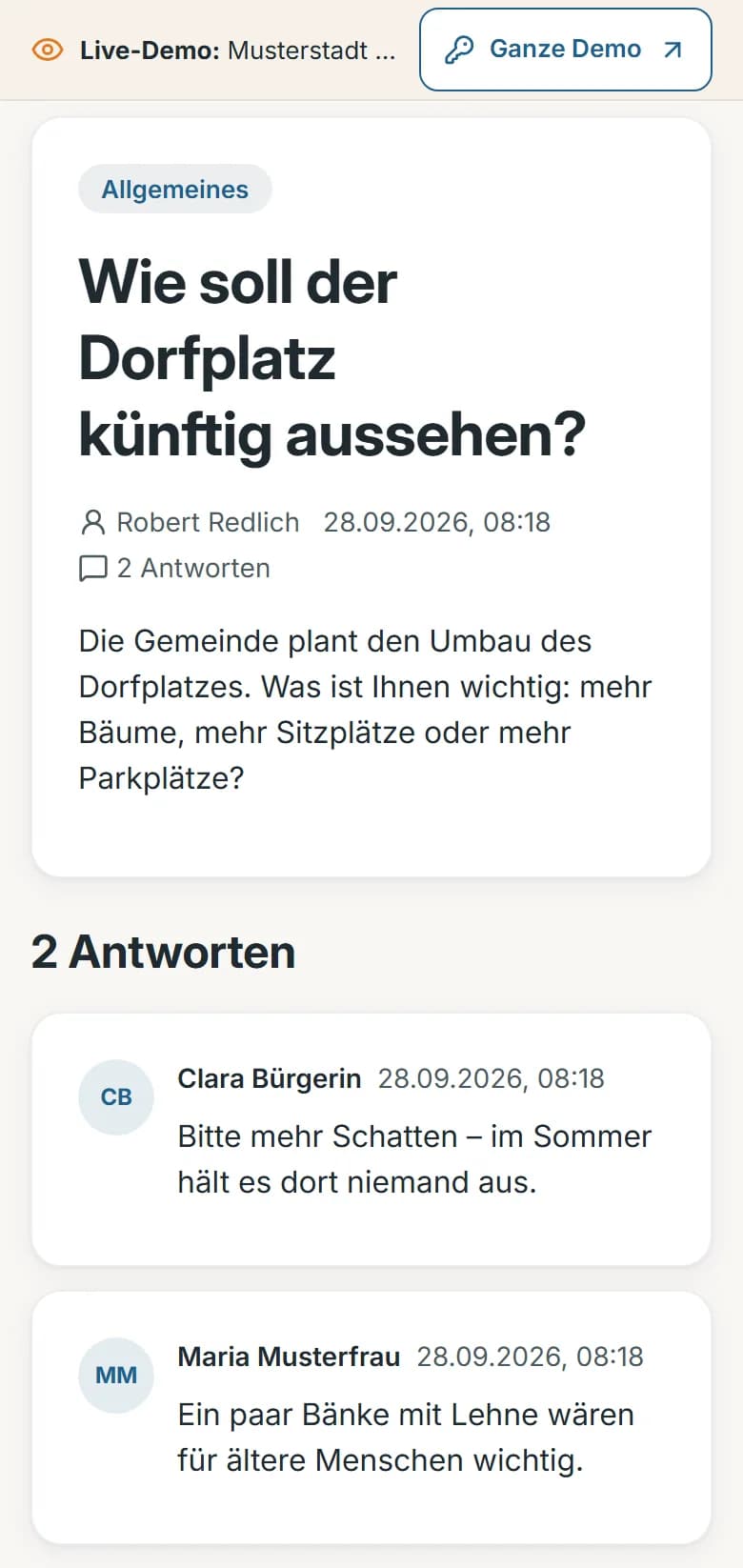 Forum der Demo-Gemeinde Musterstadt: das Thema „Wie soll der Dorfplatz künftig aussehen?“ mit der Frage des Rathauses und zwei Antworten aus dem Ort