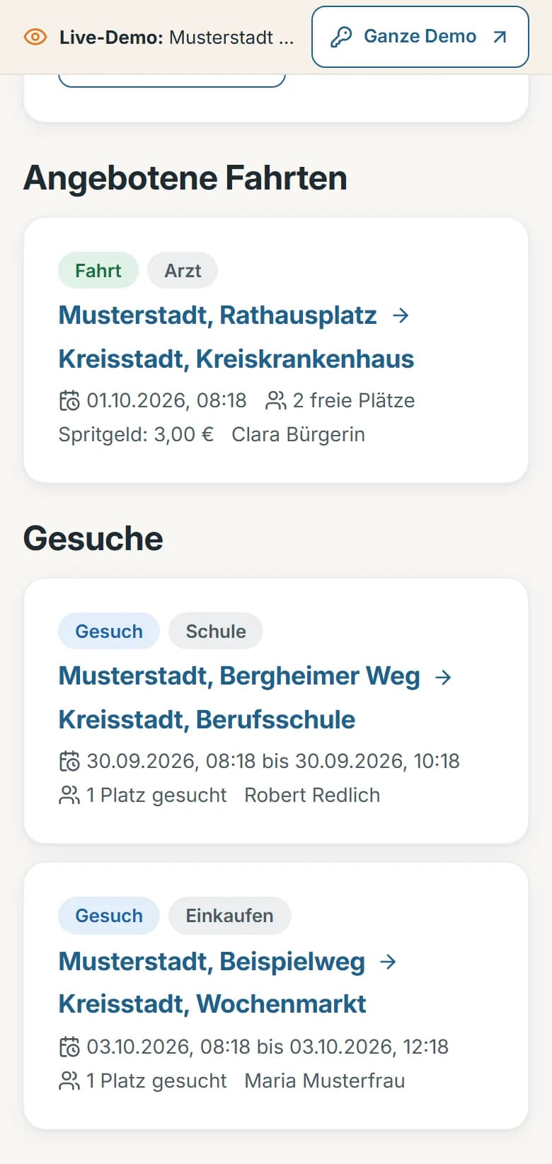 Mitfahrbörse der Demo-Gemeinde Musterstadt: die angebotene Fahrt vom Rathausplatz zum Kreiskrankenhaus mit Abfahrt, freien Plätzen und Spritgeld, darunter zwei Gesuche zur Berufsschule und zum Wochenmarkt