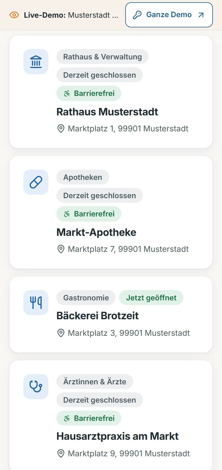 Ortsverzeichnis der Demo-Gemeinde Musterstadt: die Liste der Einträge – Rathaus, Apotheke, Bäckerei, Hausarztpraxis – mit Kategorie, „Jetzt geöffnet“ oder „Derzeit geschlossen“, Barrierefreiheit und Adresse