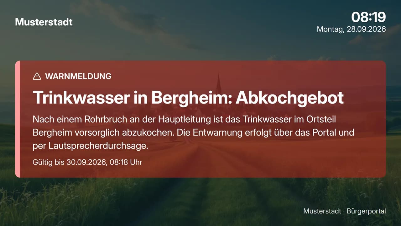 Digitaler Schaukasten der Demo-Gemeinde Musterstadt im Querformat: Gemeindename und Uhrzeit oben, in der Mitte groß die Warnmeldung „Trinkwasser in Bergheim: Abkochgebot“ mit Text und Gültigkeit, unten „Musterstadt · Bürgerportal“