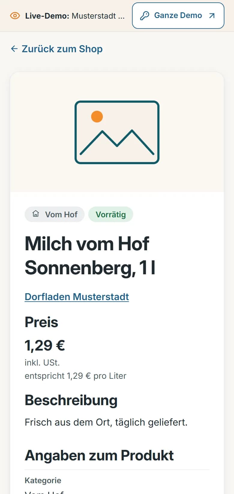 Produktseite „Milch vom Hof Sonnenberg, 1 l“ des Dorfladens Musterstadt: Platzhalterbild, Kennzeichnungen „Vom Hof“ und „Vorrätig“, Preis 1,29 € inkl. USt. mit Grundpreis je Liter, Beschreibung und Angaben zum Produkt