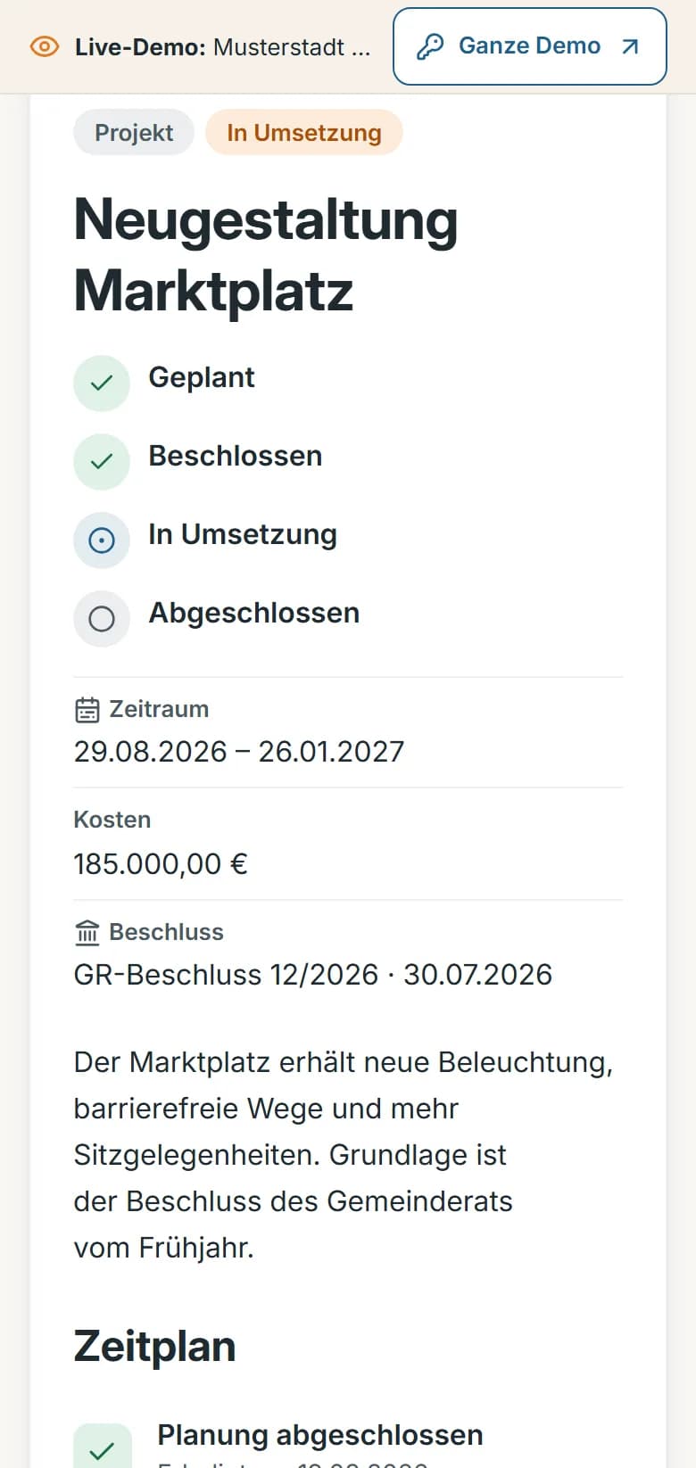 Projekt „Neugestaltung Marktplatz“ der Demo-Gemeinde Musterstadt: Stand „In Umsetzung“ mit den vier Stationen Geplant, Beschlossen, In Umsetzung, Abgeschlossen, dazu Zeitraum, Kosten und Ratsbeschluss