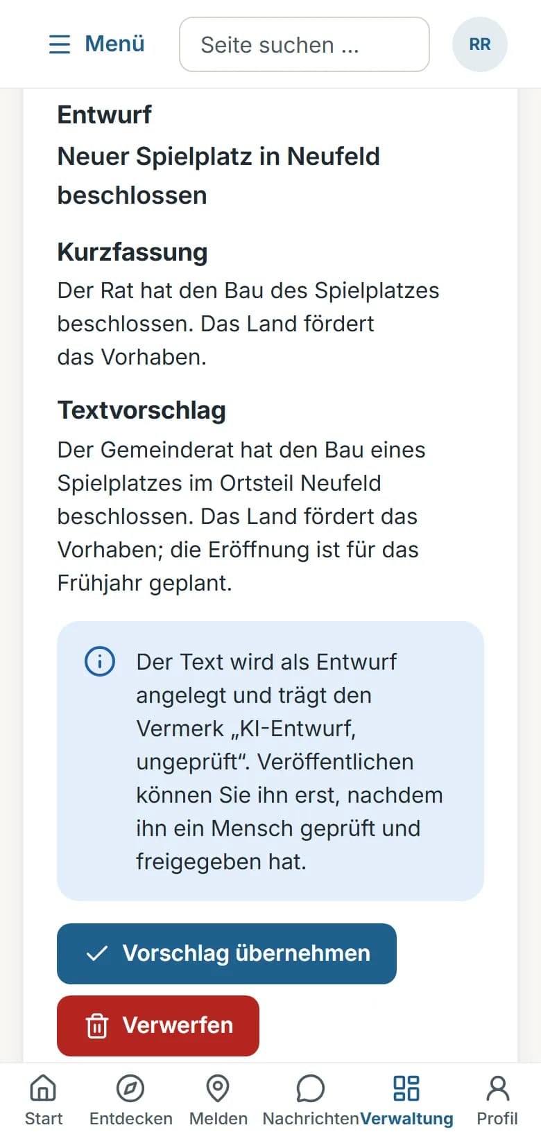 KI-Redaktion in der Verwaltung der Demo-Gemeinde Musterstadt: Entwurf „Neuer Spielplatz in Neufeld beschlossen“ mit Kurzfassung und Textvorschlag, Hinweis „KI-Entwurf, ungeprüft“ und die Knöpfe „Vorschlag übernehmen“ und „Verwerfen“